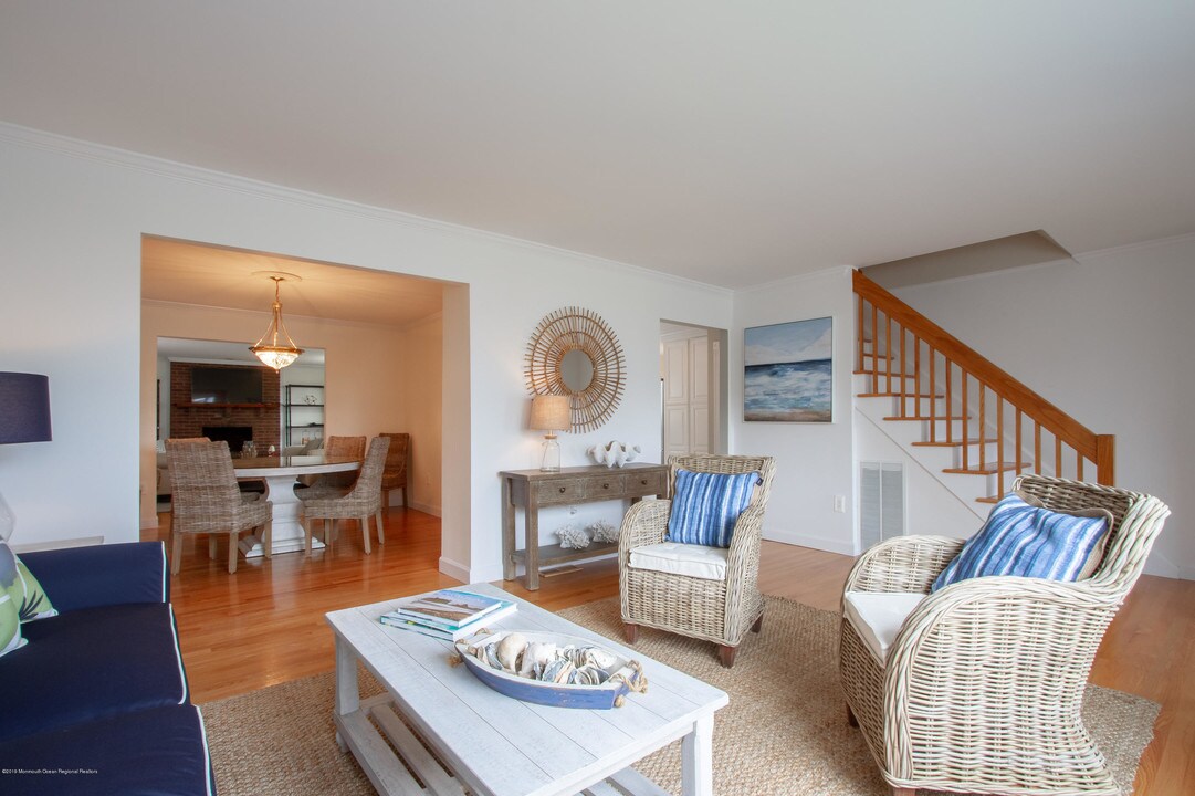 66 Waterman Ave in Rumson, NJ - Building Photo