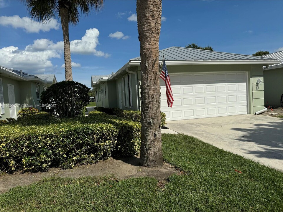 1648 SW Waterfall Blvd in Palm City, FL - Building Photo