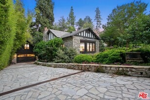 4880 Queen Florence Ln in Los Angeles, CA - Building Photo