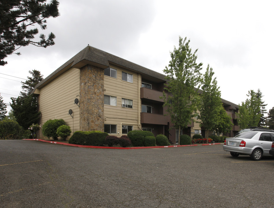 Madera Court Apartments in Wood Village, OR - Building Photo