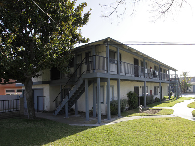 2002-2012 Santa Ana Ave in Costa Mesa, CA - Foto de edificio - Building Photo