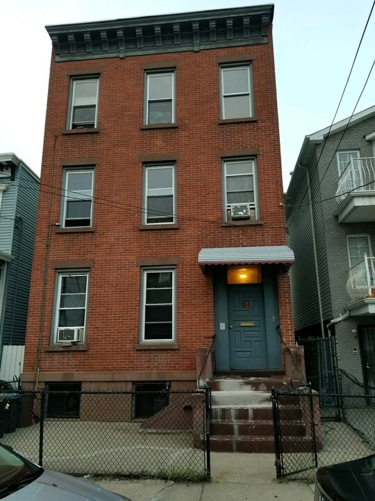 84 Atlantic St in Jersey City, NJ - Building Photo