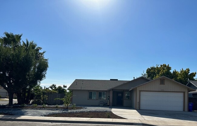 1031 Greenfield Dr in Porterville, CA - Building Photo - Building Photo