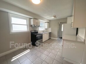 198 Queen Victoria Dr in Hamilton, ON - Building Photo - Building Photo