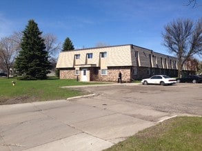 Arbor Glen Apartments in East Grand Forks, MN - Building Photo - Building Photo