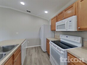 11931 Alexandra Dr, Unit E-428 in Jacksonville, FL - Foto de edificio - Building Photo