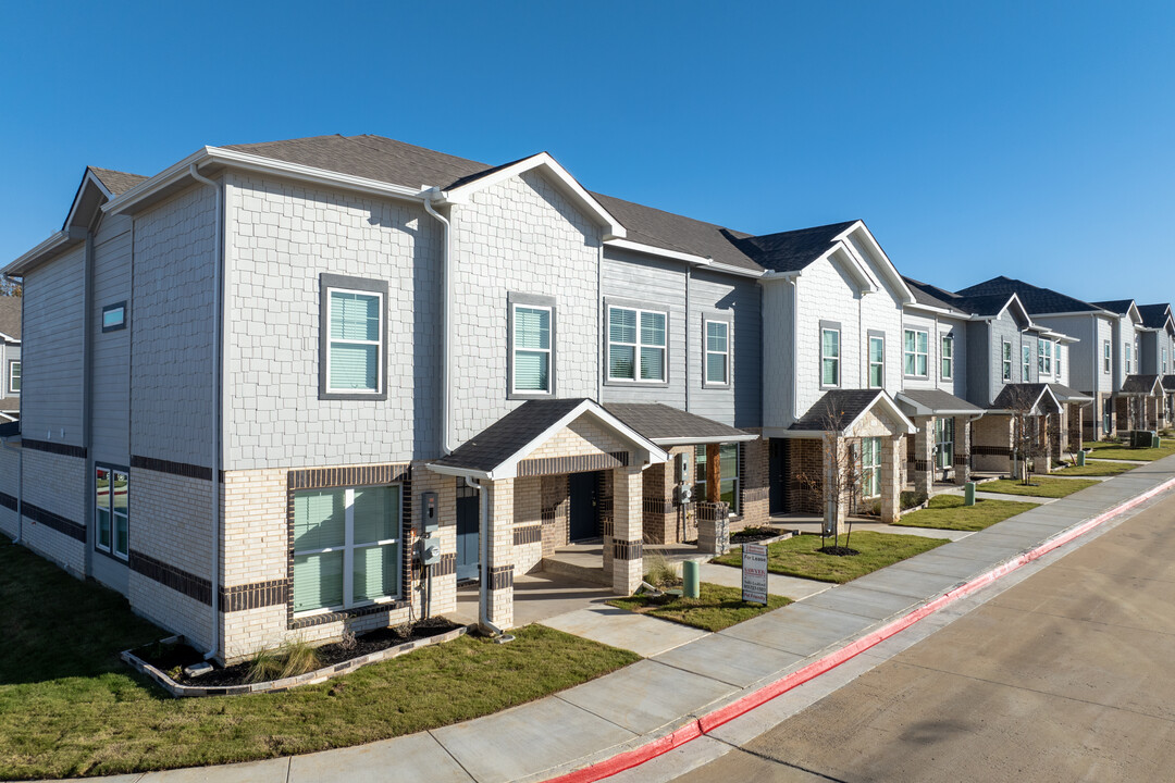 Arlington Townhomes in Arlington, TX - Building Photo