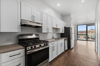 830 N Milwaukee Ave in Chicago, IL - Building Photo - Building Photo
