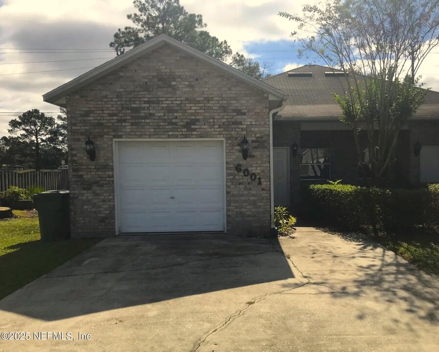 6001 Meadows Ln in Palatka, FL - Building Photo