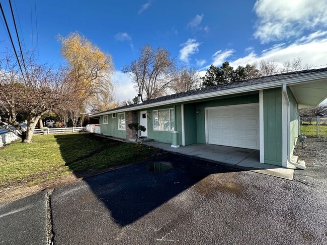 3345 Madison St in Klamath Falls, OR - Building Photo - Building Photo