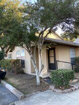 1202 Thorpe Ln in San Marcos, TX - Building Photo