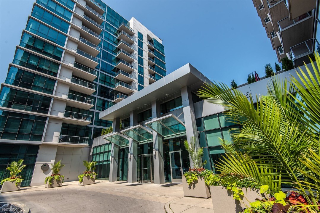 123 S Green St in Chicago, IL - Building Photo