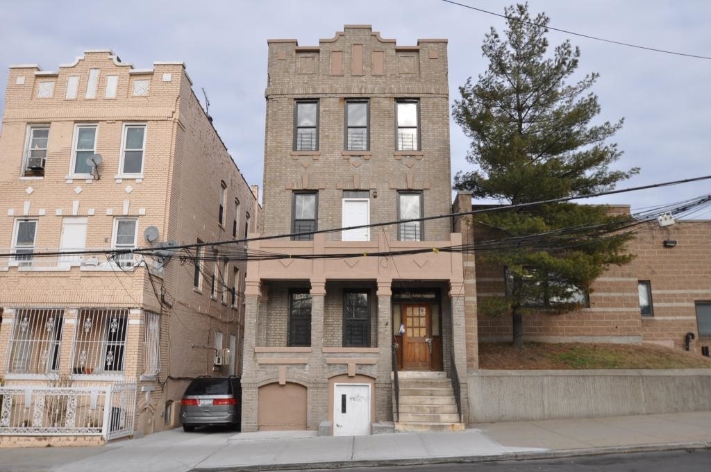 799 Crotona Park N in Bronx, NY - Foto de edificio