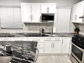 3025 E Missouri Ave, Unit Unit 1 in El Paso, TX - Foto de edificio - Building Photo