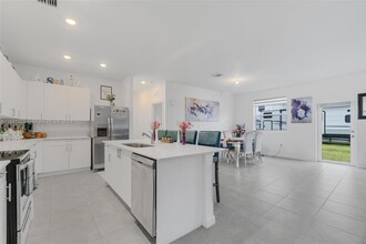 14807 SW 163rd Ter in Miami, FL - Foto de edificio - Building Photo