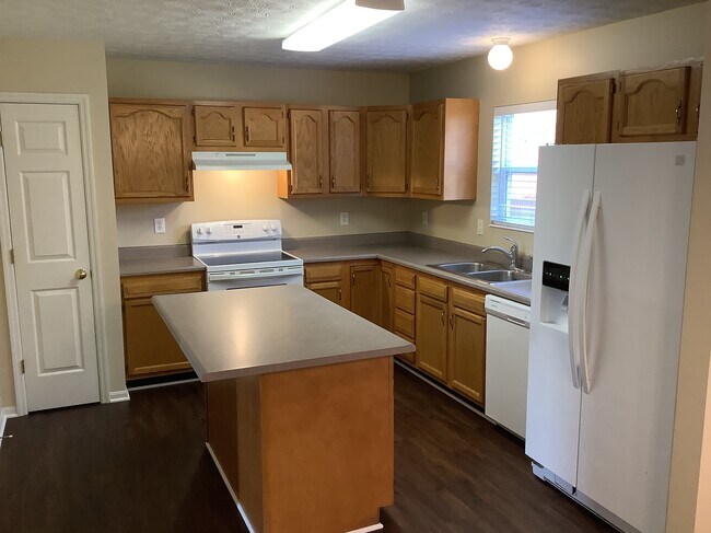 557 Whispering Pines Pl in Trenton, OH - Foto de edificio - Building Photo