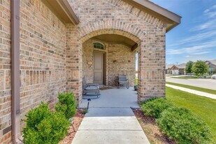8700 Smokehouse Dr in Saginaw, TX - Building Photo
