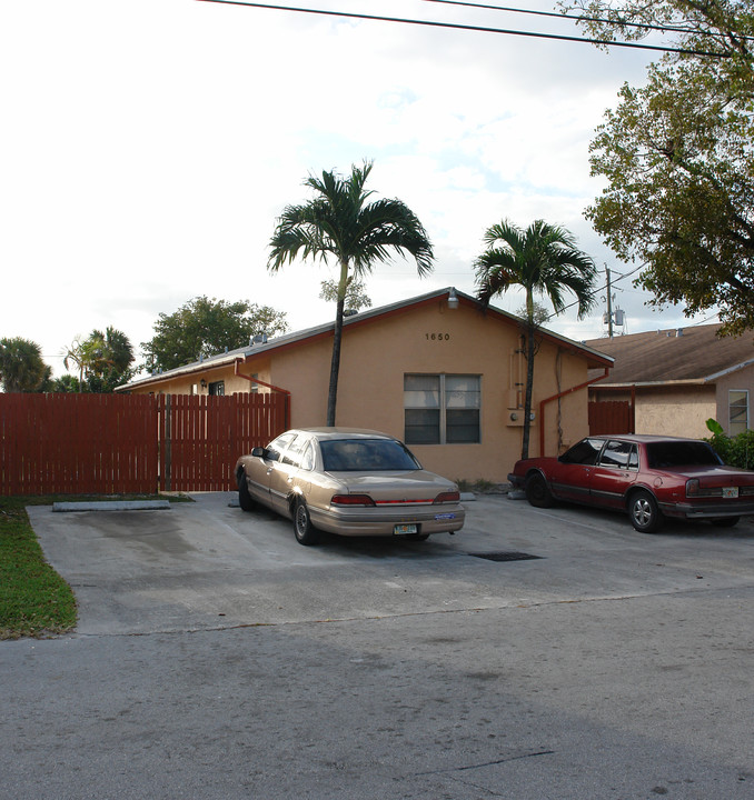 1630-1650 SW 40th Ter in Fort Lauderdale, FL - Foto de edificio