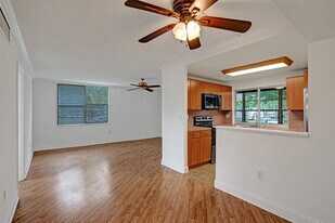 9351 Lime Bay Blvd in Tamarac, FL - Building Photo