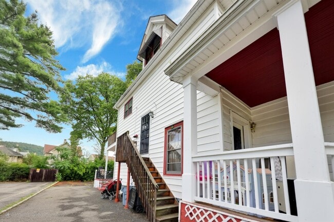 70 E Maple Ave in Suffern, NY - Building Photo - Building Photo