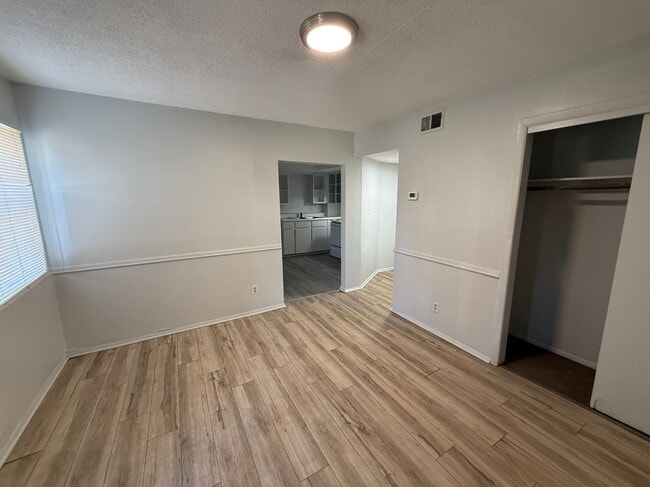 8136 Troost Ave in Kansas City, MO - Foto de edificio - Building Photo