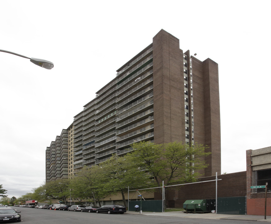 Linden Plaza in Brooklyn, NY - Building Photo