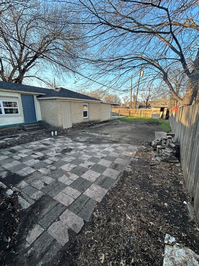 1327 Mountain Lake Rd in Dallas, TX - Building Photo - Building Photo