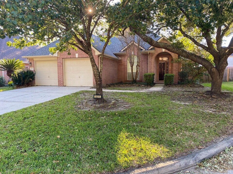 19219 Sarah Ann Ct in Humble, TX - Building Photo