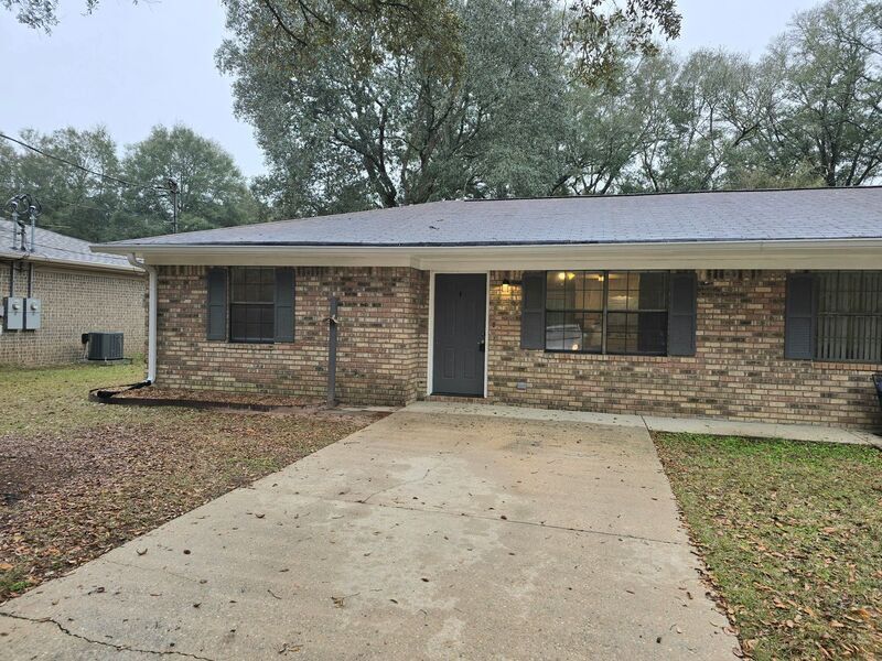 6463 Maddox Rd in Milton, FL - Building Photo