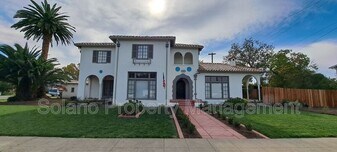 290 E B St in Dixon, CA - Building Photo