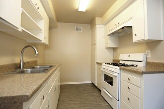 Palm Gardens 2017, LLC in Tustin, CA - Foto de edificio - Interior Photo