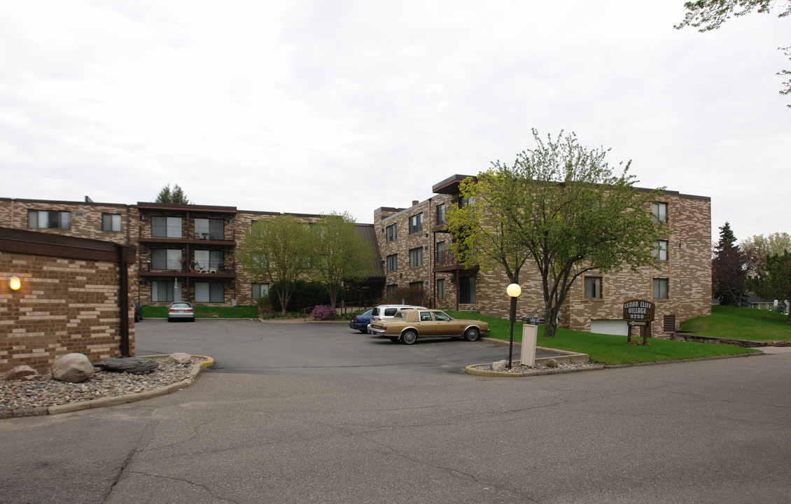 Cedar Cliff Village in Bloomington, MN - Building Photo