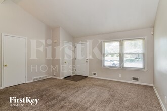 307 NE Arlington Cir in Lee's Summit, MO - Building Photo - Building Photo