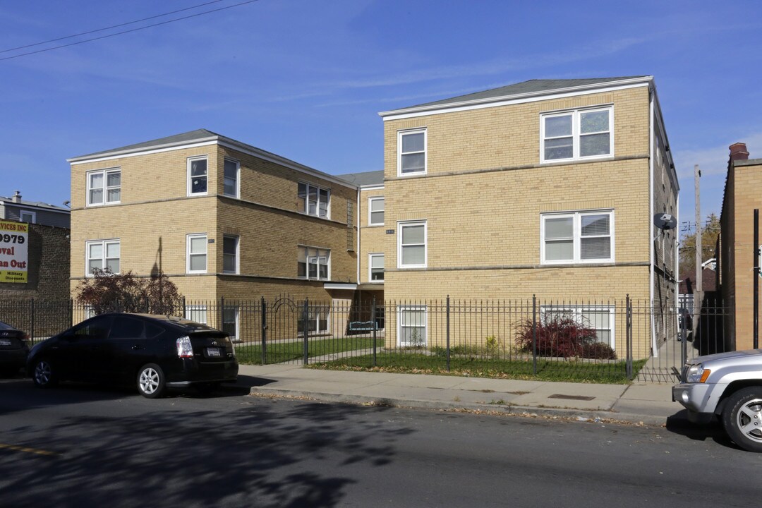 6944 W Diversey in Chicago, IL - Foto de edificio