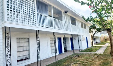 4742 Yale Apartments in Houston, TX - Building Photo - Building Photo