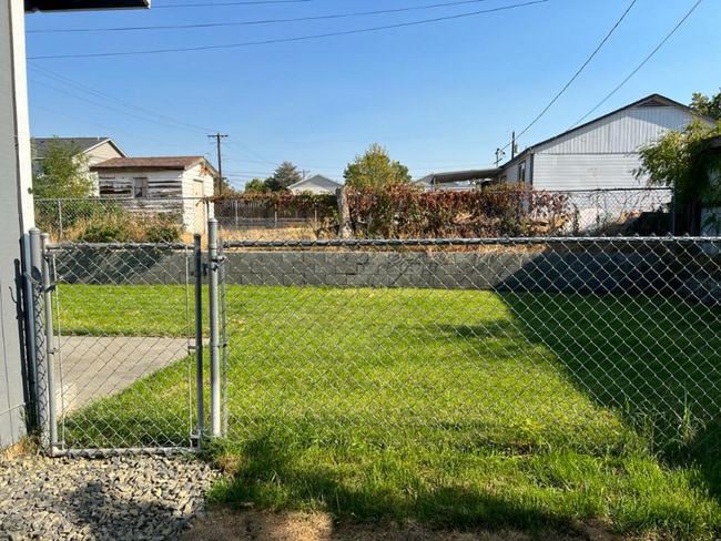 1126 Benham Ct in Richland, WA - Building Photo - Building Photo