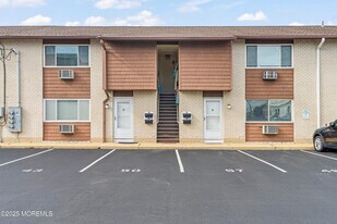 1 Osborne Pl in Sea Bright, NJ - Building Photo