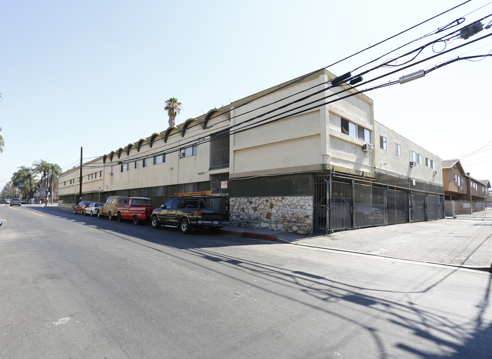 Roscoe Apartments in Panorama City, CA - Foto de edificio