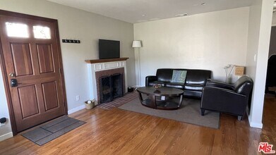 7802 Airport Blvd in Los Angeles, CA - Building Photo - Building Photo