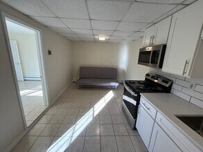 40 Bonnie Ln in Stony Brook, NY - Foto de edificio - Building Photo