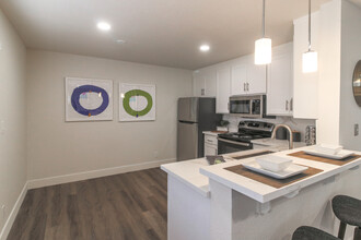 Aero Apartments in Davis, CA - Foto de edificio - Building Photo