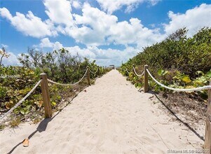 2401 Collins Ave, Unit 1906 in Miami Beach, FL - Building Photo - Building Photo
