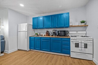 1427 W Ocean View Ave in Norfolk, VA - Building Photo - Building Photo