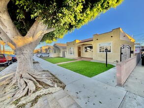 1061 W 24th St in San Pedro, CA - Foto de edificio - Building Photo