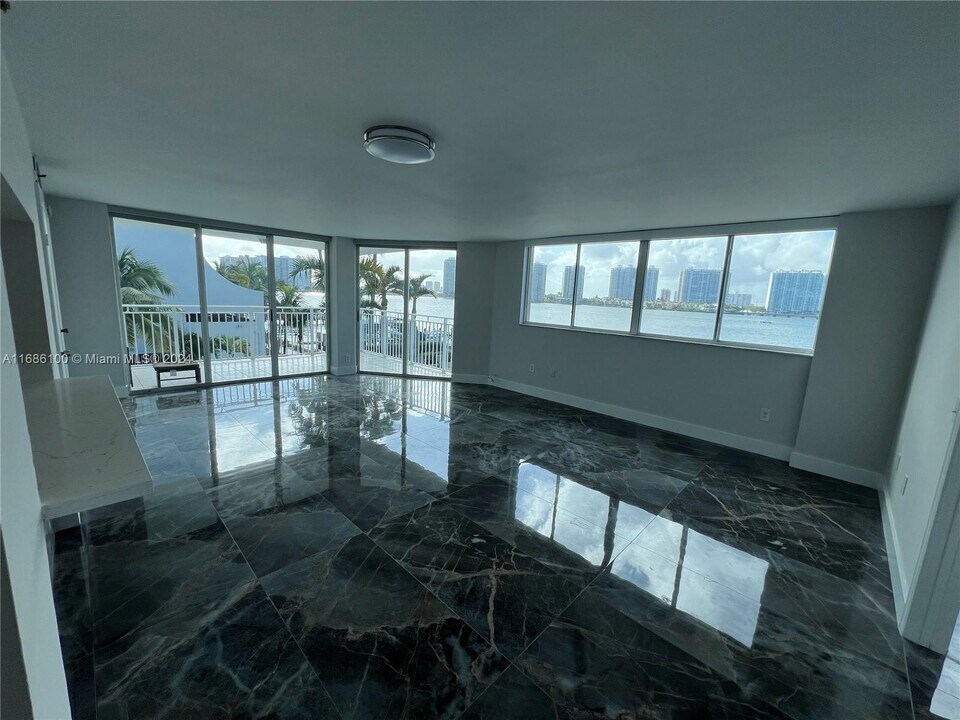 18000 N Bay Rd, Unit 204 in Sunny Isles Beach, FL - Foto de edificio