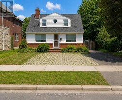 9 Glenborough Park Crescent in Toronto, ON - Building Photo