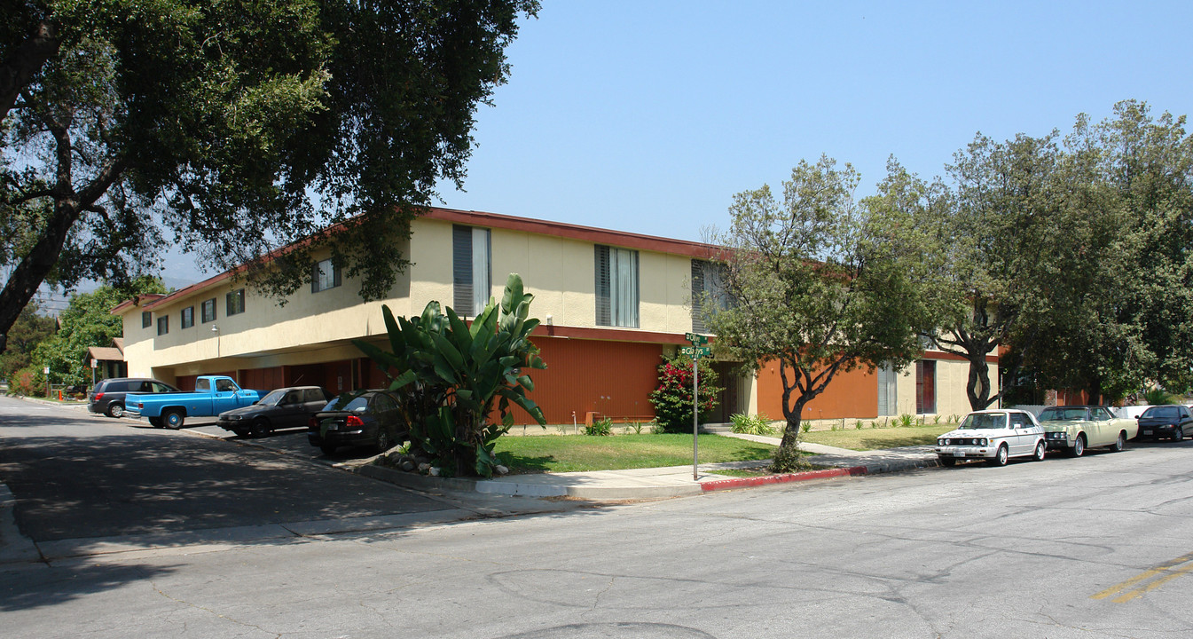 525 E Olive Ave in Monrovia, CA - Building Photo