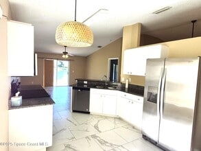2365 Bayhill Dr in Melbourne, FL - Foto de edificio - Building Photo