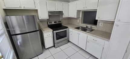 300 NE 12th Ave in Hallandale Beach, FL - Building Photo - Building Photo