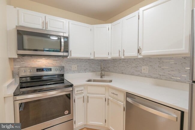 property at 1909 N Rhodes St